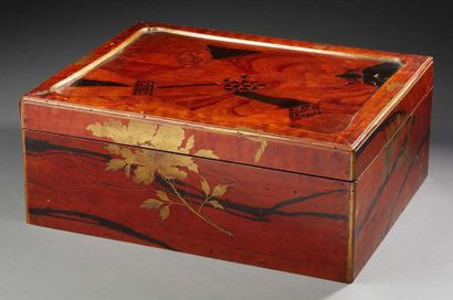 JAPON XXE SIECLE Grande boite en bois naturel à décor en marqueterie de motifs géométriques...