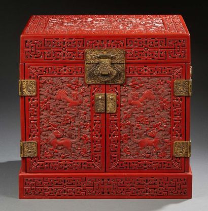 CHINE Coffret en laque cinabre rouge, à décor sculpté de chimères courant parmi les...