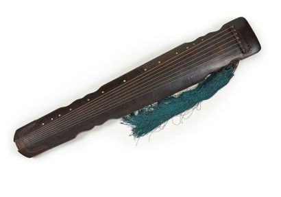 CHINE Guqin in lacquered wood and hard stone.
Numerous calligraphies on the reverse
L.:...