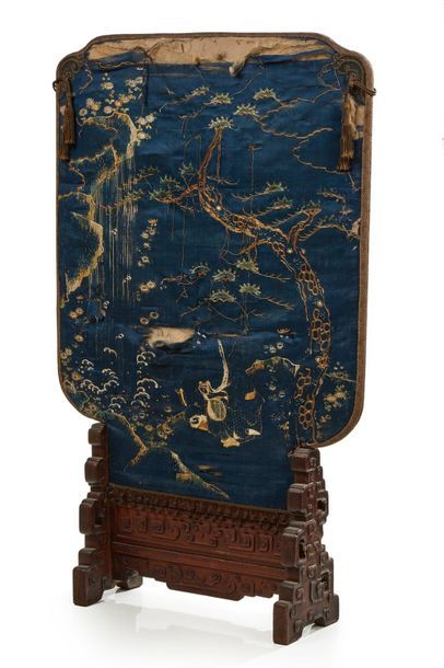 CHINE FIN XIXe SIÈCLE- Screen in carved wood and embroidered silk.
Diam.: 107 x 66...
