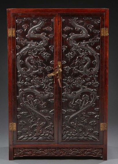 CHINE XXe siècle Natural wooden cupboard opening on two sides, decorated in relief...