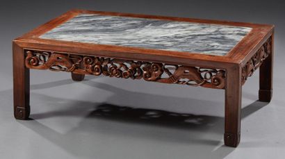 CHINE XXe siècle Table basse en bois naturel à décor ajouré de frise de végétaux...