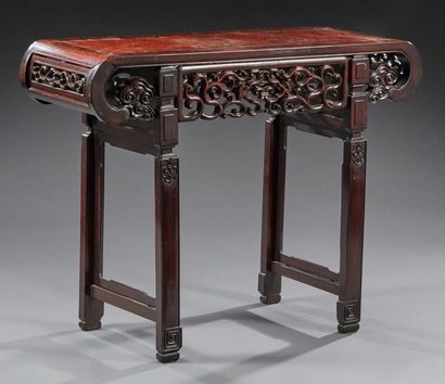 CHINE XXe siècle Console made of natural wood, the scrolled tray, decorated with...