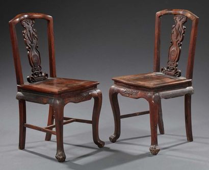 CHINE XXe siècle Deux chaises en bois exotique à dossiers ajourés.