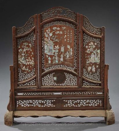 Chine XIXe siècle Ecran de lettré en bois ajouré et incrustation de nacre décoré...