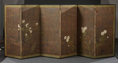 JAPON FIN ÉPOQUE EDO (1603 1868) 
Screen with six leaves, decorated with chrysanthemum...