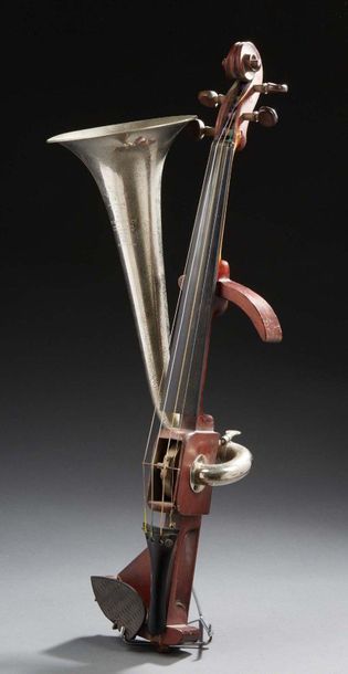 null PAVILION OR HORN VIOLINA Type Auguste Stroh, made by
Couesnon in 1928.
TBE.