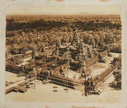 null * PHOTGRAPHIE représentant une vue aérienne du temple
ANGKOR VAT. Contrecollé...