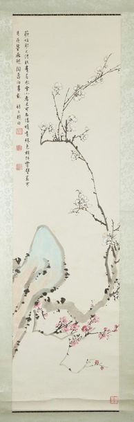 CHINE XXe siècle Two inks and colours on paper, plum blossoms near rocks.
Dim. 93...