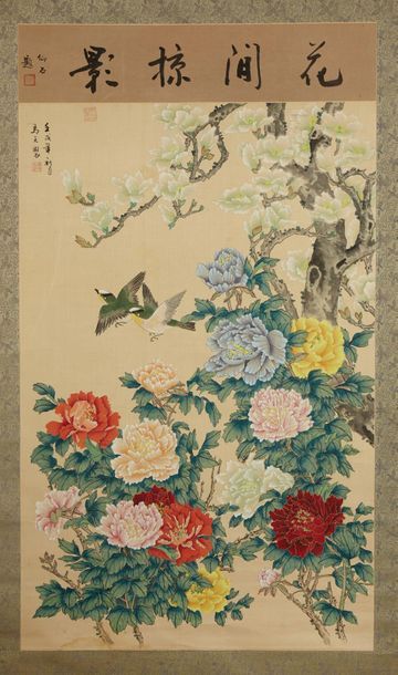 CHINE XXe siècle * Encre et couleurs sur soie, oiseau parmi les fleurs.
Dim. : 100...