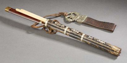 CHINE XXe siècle Picnic set in stingray including a knife and a pair of ivory chopsticks.
L.:...