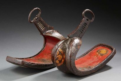 JAPON ÉPOQUE EDO (1603 1868) 
Pair of abumi (stirrups) in lacquered iron, decorated...