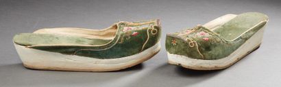 CHINE CANTON XXe SIÈCLE * Pair of cloth slippers embroidered with colored beads.