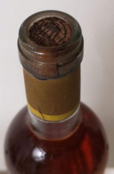 null 1 bouteille CHATEAU D'YQUEM - Sauternes 1979


Niveau base goulot. Manque le...