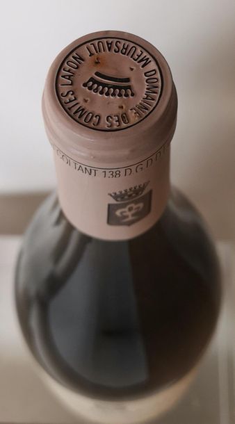 null 1 bouteille MONTRACHET Grand cru - COMTES LAFON 2000
Etiquette légèrement tachée...