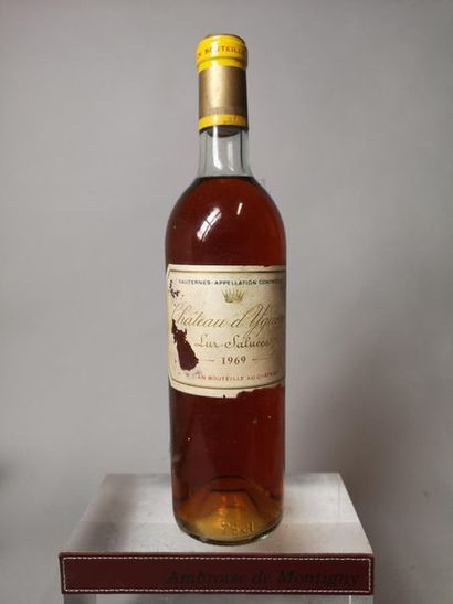 null 1 bouteille CHÂTEAU D'YQUEM - 1er cru supérieur Sauternes 1969 
Etiquette légèrement...