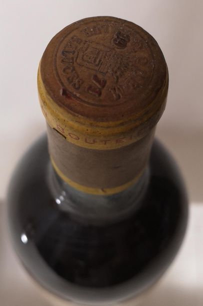 null 1 bouteille CHÂTEAU D'YQUEM - 1er Grand cru supérieur Sauternes 1971


Etiquette...
