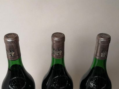 null 3 bouteilles CHÂTEAU HAUT BRION - 1er Gcc Pessac Léognan 1983


Etiquettes tachées...