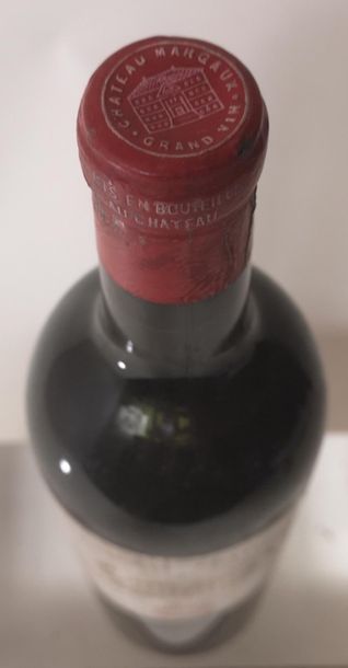 null 1 bouteille CHÂTEAU MARGAUX - 1er Gcc Margaux 1948

Etiquette légèrement tachée,...