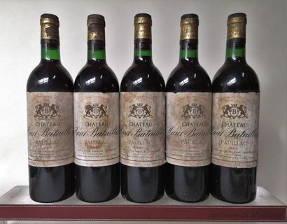 null 5 bouteilles CHÂTEAU HAUT-BATAILLEY - 5é Gcc Pauillac 1980

Etiquettes tâchées....