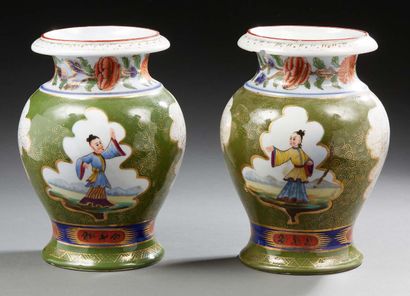 BAYEUX Paire de vases balustre en porcelaine à décor de chinois dans des réserves...