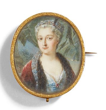 TRAVAIL VERS 1800 
Portrait d'une dame de qualité
Miniature ovale sur nacre dans...