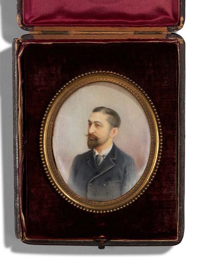 Gabrielle DEBILLEMONT-CHARDON (1860-1957) 
Portrait d'Homme en buste
Miniature ovale...