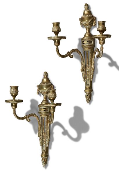 null PAIRE D'APPLIQUES en bronze de style Louis XVI à deux lumières.
H. : 28 cm