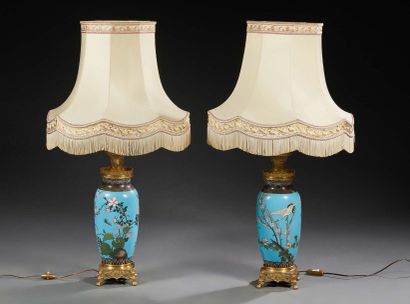 JAPON Importante paire de lampes en cloisonné à décor de papillons, de hérons et...