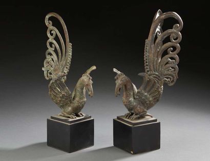 CHINE Deux oiseaux stylisés en bronze patiné pouvant former paire, reposant sur des...
