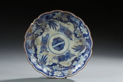 JAPON Porcelain plate with contoured edges decorated in blue under cover of phoenix,...