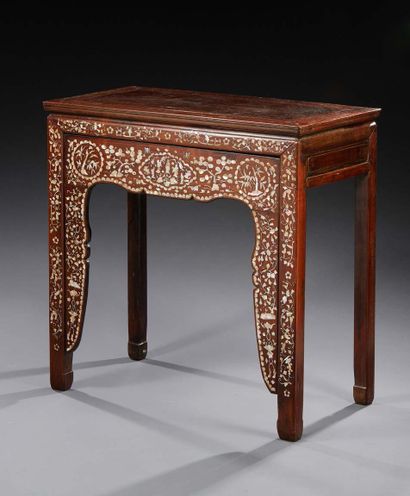 CHINE Large carved wooden console with mother-of-pearl inlaid decoration on the façade.
Size:...