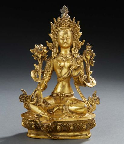 ART SINO TIBETAIN (OU HIMALAYA) Figurine en bronze doré figurant la déesse TARA entourée...