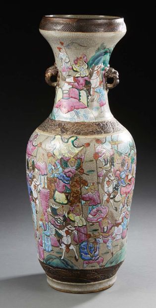 CHINE Large baluster-shaped vase decorated with polychrome warrior scenes on a cracked...