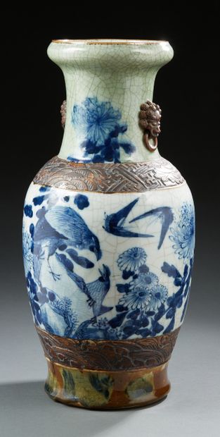 CHINE Vase en céramique de forme balustre à fond blanc et vert céladon craquelé,...