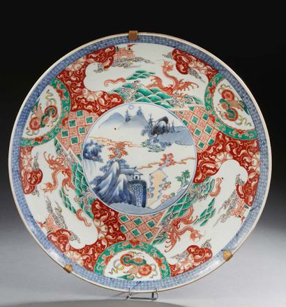 JAPON Large circular porcelain dish decorated in the Imari plate with a lake landscape...