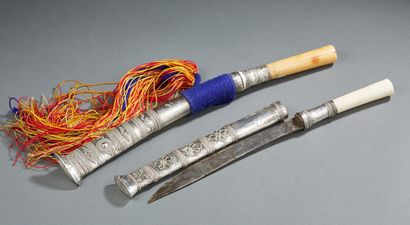 INDOCHINE Two silver-mounted daggers.
Late 19th century.