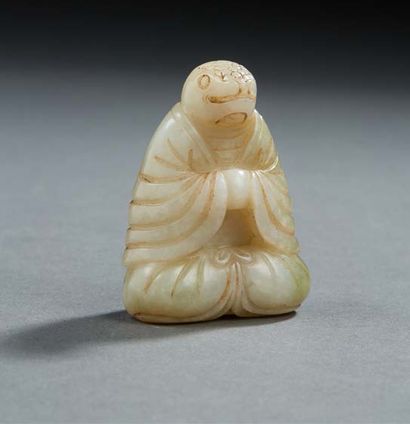 CHINE Light grey jade figurine carved representing a seated snake in lotus position...