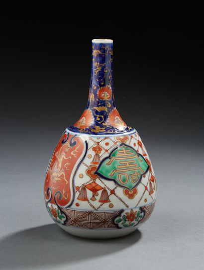 JAPON Porcelain gourd vase with Imari decoration.
19th century.
H.: 19,5 cm
(a small...