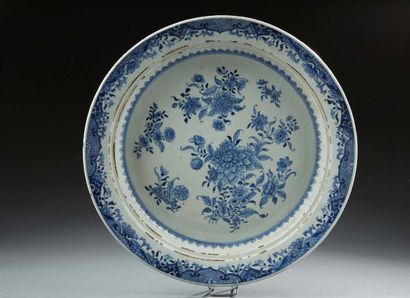 CHINE Grand plat d'égoutoire en porcelaine décorée en bleu sous couverte de fleurs.
Période...