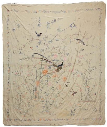 CHINE Soierie à fond beige à décors d'oiseaux et de fleurs. Dim. : 245 x 245 cm