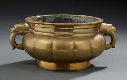 CHINE Bronze circular incense burner with two handles ending with two chimera heads....