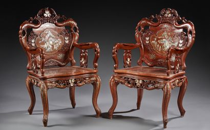 INDOCHINE Importante paire de fauteuils en bois sculpté à décor incrusté en nacre...