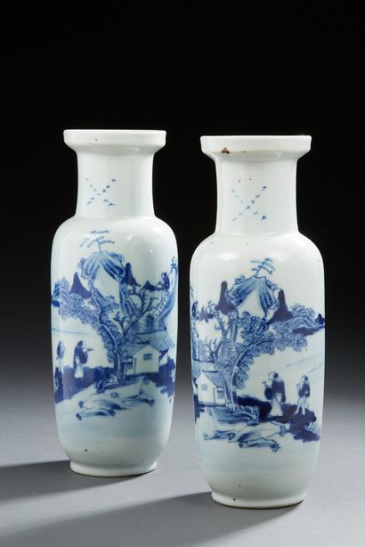 CHINE Paire de vases rouleaux en porcelaine décorés en bleu sous couverte de paysages...