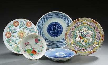 CHINE ET JAPON Ensemble de cinq assiettes et petits plats en porcelaine à décor divers...