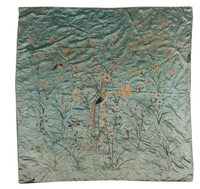 CHINE Soierie à fond bleu à décors d'un échassier et de fleurs.
Dim. : 190 x 190...