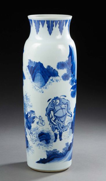 CHINE 
Vase rouleau en porcelaine

dans le style de la transition décoré en bleu...