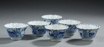 CHINE Small ribbed porcelain sorbets decorated in blue with fishermen on a background...