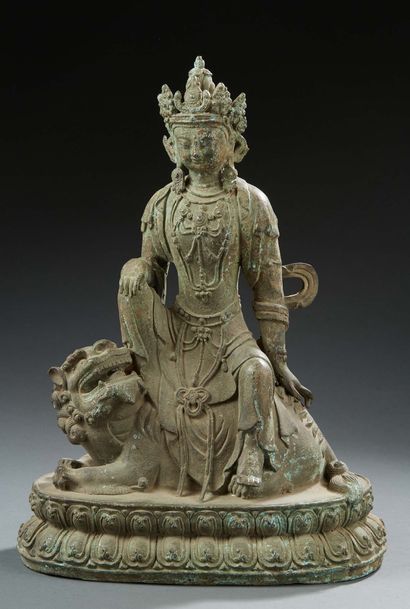 CHINE Large bronze figurine with a green excavation patina representing the goddess...