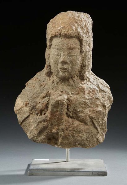 ASIE DU SUD EST Carved stoneware bust with Asian head.
H.: 30 cm (excluding base...